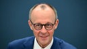 Friedrich Merz lächelt in die Kamera.