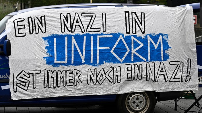 Auf einer Kundgebung in Mülheim an der Ruhr wird 2020 ein Plakat gezeigt mit der Aufschrift "Ein Nazi in Uniform ist immer noch ein Nazi"