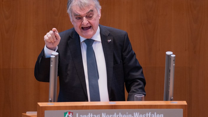 Innenminister Herbert Reul am Redepult im Düsseldorfer Landtag