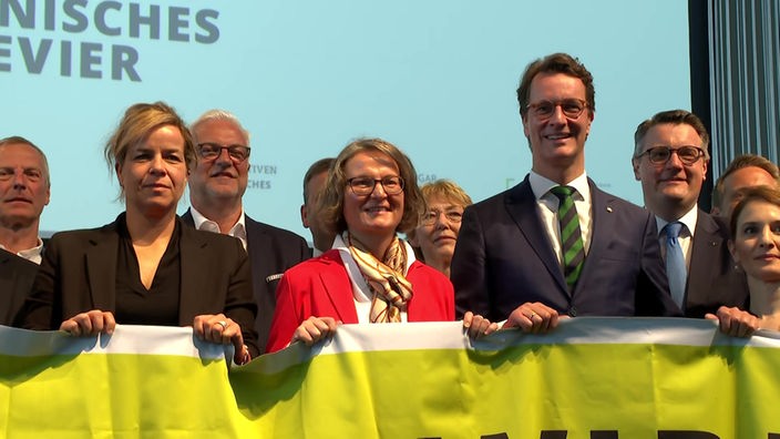 NRW-Wirtschaftsministerin Mona Neubaur (Grüne), NRW-Heimatministerin Ina Scharrenbach (CDU) und NRW-Ministerpräsident Hendrik Wüst (CDU) (v.l.n.r.) nach Unterzeichnung des Vertrages