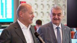 Bundeskanzler Olaf Scholz (SPD) und NRW-Innenminister Herbert Reul (CDU) im Lagezentrum IPCC in Neuss