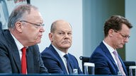 Stephan Weil (l-r, SPD), Ministerpräsident von Niedersachsen, Bundeskanzler Olaf Scholz (SPD) und Hendrik Wüst (CDU), Ministerpräsident von Nordrhein-Westfale