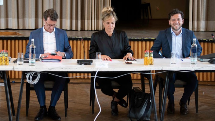 CDU-Landeschef Wüst neben Grünen-Landesvorsitzenen Neubaur und Banaszak bei den Sondierungen in Düsseldorlf