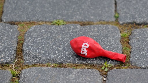 Ein SPD-Luftballon liegt auf dem Boden