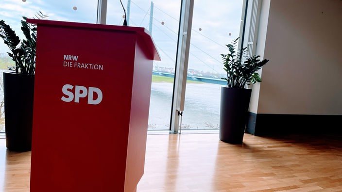 Rednerpult der SPD-Fraktion vor dem Fraktionssaal im NRW-Landtag