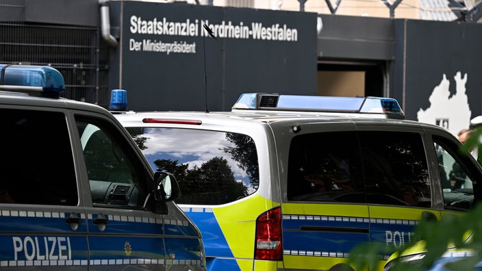 Polizeiautos vor der Staatskanzlei in Düsseldorf