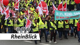 Verdi-Mitglieder demonstrieren auf der Straße in gelben Westen für mehr Geld im öffentichen Dienst