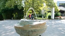 Ein Trinkwasserbrunnen an der TU Dortmund stellt Trinkwasser im öffentlichen Raum kostenlos bereit.