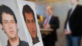 Montage:Fahndungsfotos von Anis Amri, Poltiker geben Statement zum Untersuchungsausschuss (Archivbild)