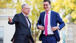 Niedersachsen, Hannover: Stephan Weil (l, SPD), Ministerpräsident von Niedersachsen, begrüßt Hendrik Wüst (r, CDU), Ministerpräsident von Nordrhein-Westfalen