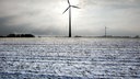 Zwei Windraeder drehen sich am Rande von schneebedeckten Feldern in Bottrop-Kirchhellen.