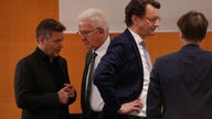 Bundeswirtschaftsminister Habeck, Baden-Württembergs MP Kretschmann und Ministerpräsident Wüst (v.l.n.r.) beim Bund-Länder-Treffen im Kanzleramt
