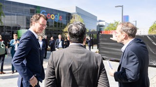 Hendrik Wüst steht vor einem Google-Gebäude