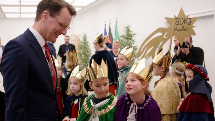 Ministerpräsident Wüst hat rund 30 Mädchen und Jungen zum traditionellen Dreikönigssingen in der Düsseldorfer Staatskanzlei empfangen.