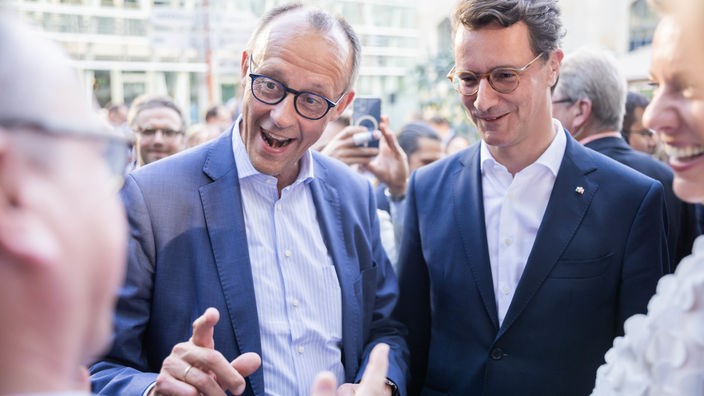Friedrich Merz (CDU) und Hendrik Wüst (CDU) beim Sommerfest der Landesvertretung NRW