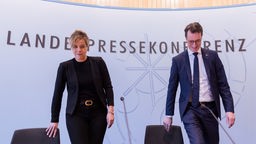 Hendrik Wüst und Mona Neubaur kommen zur Landespressekonferenz im Landtag, um über aktuelle politische Themen der Landesregierung zu informieren.