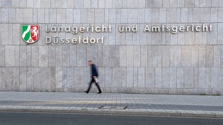 Das Gebäude des Düsseldorfer Lands- und Amtsgericht. Vor dem Gebäude läuft eine Person entlang