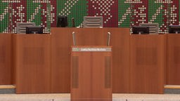 Plenarsaal des NRW Landtags, leere Stuhlreihen mit Plexiglasscheiben dazwischen, Rednerpult