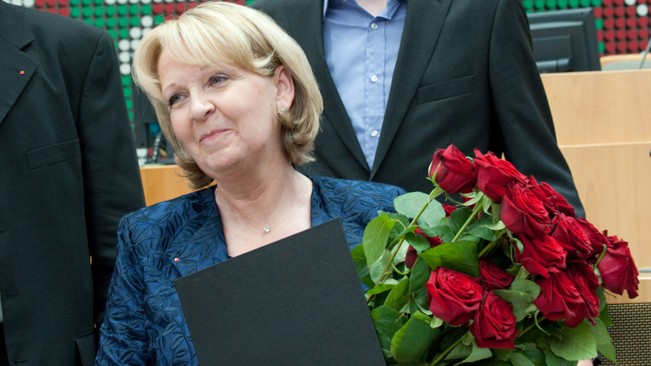 Hannelore Kraft (SPD) mit einem Bund roter Rosen.