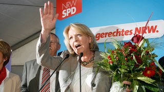 SPD-Spitzenkandidatin HanneloreKraft jubelt am Wahlabend mit Blumenstrauß in der Hand