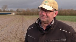 Hans-Heinrich Wortmann, Landwirt im Ruhrgebiet steht auf seinem vom Hochwasser überfluteten Weizenfeld