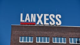 Logo des Spezialchemiekonzerns LANXESS auf dem Dach eines Bürogebäudes.