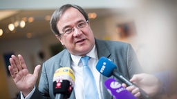 der damalige CDU-Landtagsfraktionschef Armin Laschet 2015 vor Pressemikrofonen