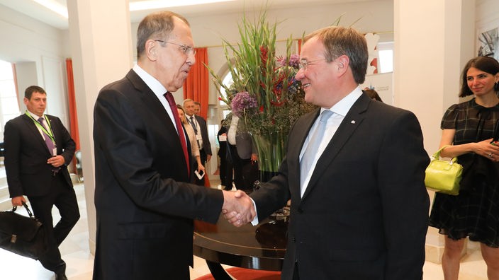 Ministerpräsident Laschet empfängt schüttelt russischem Außenminister Lawrow
