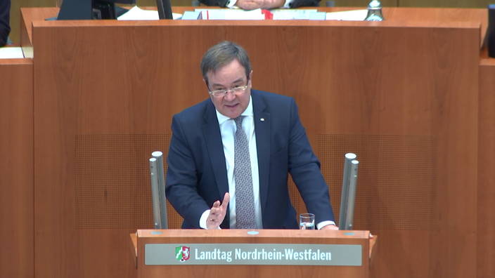 Armin Laschet steht am Pult im Plenarsaal im Landtag