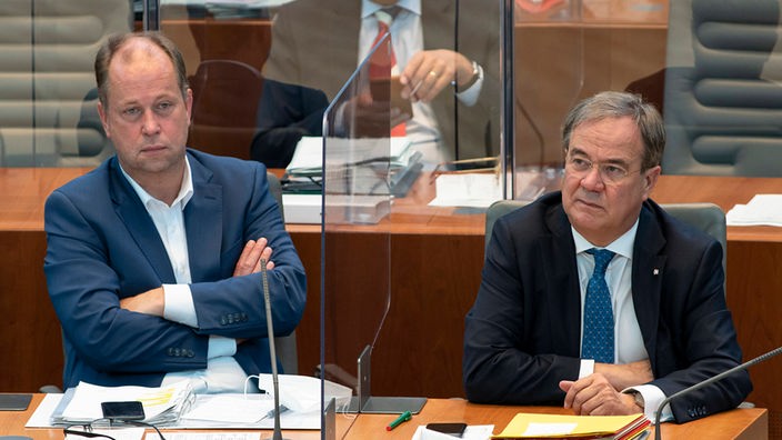NRW Familienminister Joachim Stamp (FDP) und Ministerpräsident Armin Laschet (CDU) sitzen im NRW Landtag
