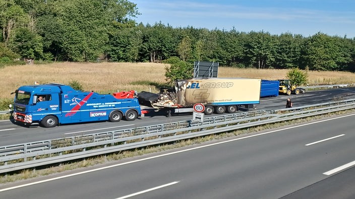 10.08.2022, Kreis Paderborn: Ein beschädigter Lastwagen auf der A33, dessen Kühlauflieger Feuer gefangen hatte
