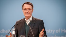 Karl Lauterbach (SPD), Bundesminister für Gesundheit, auf einer Pressekonferenz der Bundesregierung.