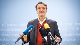 Karl Lauterbach (SPD), Bundesminister für Gesundheit, gibt ein Pressestatement in seinem Ministerium ab.