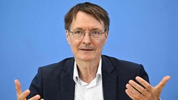 Gesundheitsminister Karl Lauterbach bei Pressekonferenz in Berlin