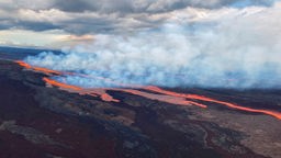 Vulkan Mauna Loa auf Hawaii spuckt Lava 