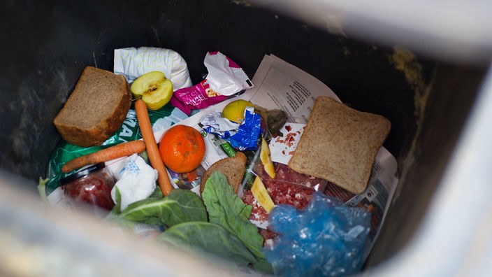 ARCHIV - ILLUSTRATION - 13.03.2012 Lebensmittel liegen in einer Mülltonne