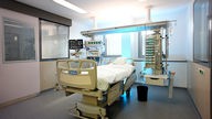 leeres Patientenbett in einer Intensivstation