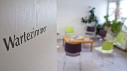 Leeres Wartezimmer in Arztpraxis