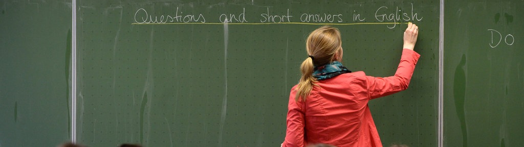 Lehrerin und Schüler im Klassenzimmer (Symbolbild)