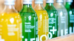 Mehrere Flaschen mit Limonade der Marke Lemonaid
