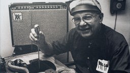 Gitarrenbauer Leo Fender bei Arbeit an einer E-Gitarre