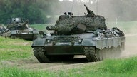 Eine Panzergrenadierbrigade mit den Leopard 1 Panzern auf einer Übungsfahrt im Gelände.