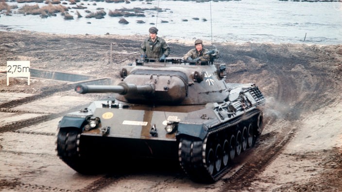 Panzer vom Typ Leopard 1 der deutschen Bundeswehr bei militärischer Übung im Gelände.