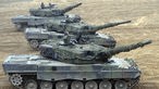 Drei Panzer vom Typ 2A4 stehen in einer Reihe. 