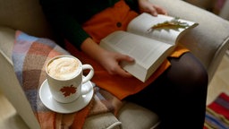 Herbstliche Kaffeepause mit einem Buch