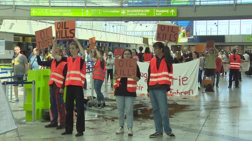 Protestaktion der Klima-Aktivisten der Letzten Generation am Dortmunder Flughafen