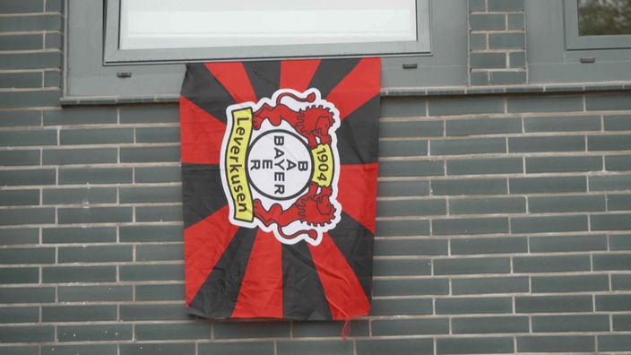Leverkusen Flagge an einem Fenster 