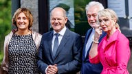 Bundeskanzler Scholz und Bundestagsvizepräsident Kubicki sind mit ihren Partnerinnen bei der Hochzeit von Christian Lindner.