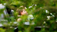 Christian Lindner und seine Lebensgefährtin Franca Lehfeldt fahren nach der kirchlichen Trauung in einem Porsche Targa weg.