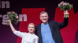 Linken-Parteitag: Ines Schwerdtner und Jan van Aken nach ihrer Wahl zum Parteivorsitz